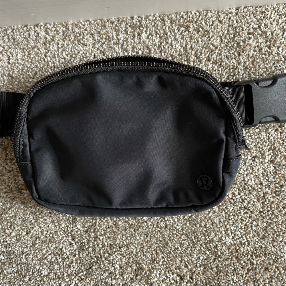 EUC LULULEMON EVERYWHERE BELT BAG